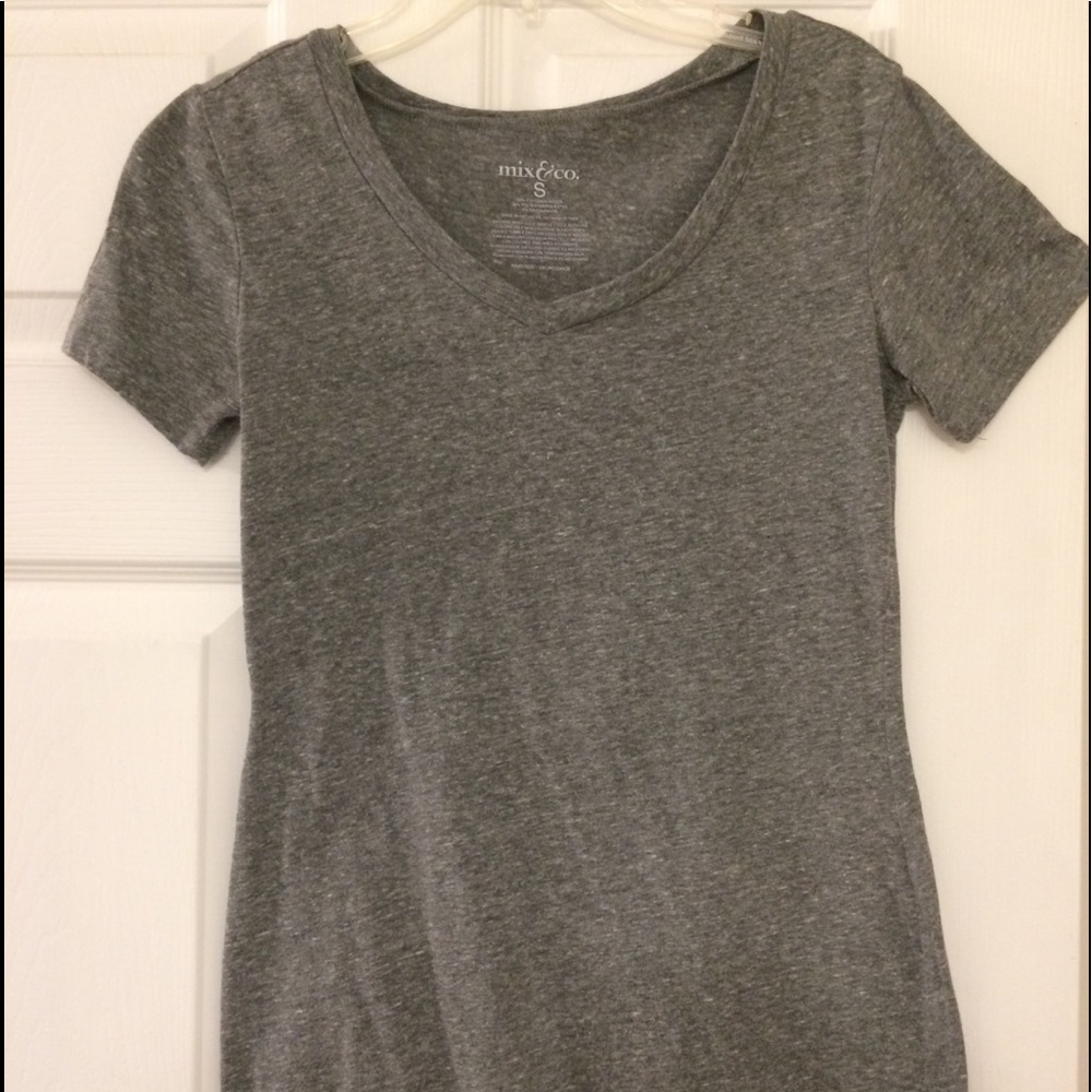 Plain grey v-neck t shirt